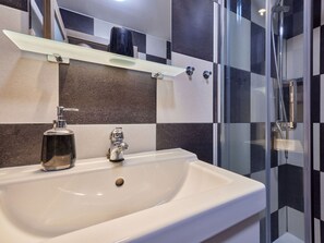 Bathroom - Lovely apartment for 4 people with hot tub, WIFI, TV and pets allowed (Vrchlabí)