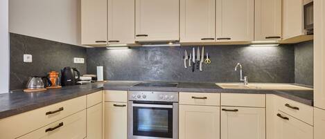 Mikroaaltouuni, leivänpaahdin, ruokailupöytä