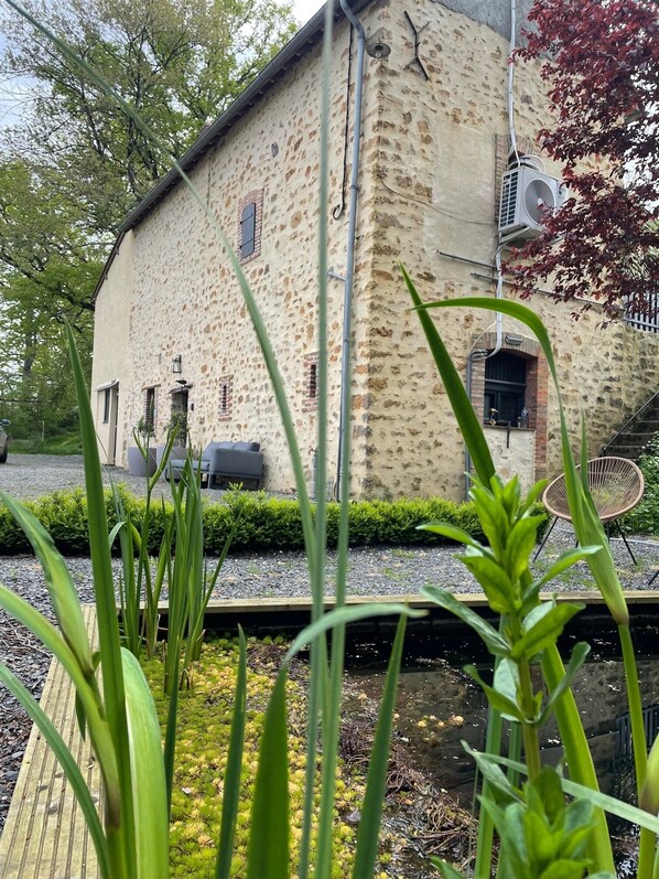 Property grounds - Rushes Lake - a high end one double bedroom boutique style Gite. (Viré-en-Champagne)