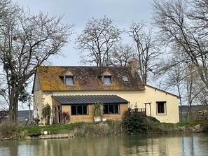 Exterior - Rushes Lake - a high end one double bedroom boutique style Gite. (Viré-en-Champagne)