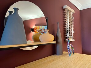 Interior - Rushes Lake - a high end one double bedroom boutique style Gite. (Viré-en-Champagne)