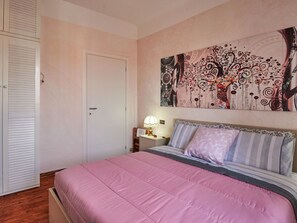 1 bedroom, travel cot, free WiFi - Lovely apartment for 4 guests with WIFI, TV and balcony (Casciago)