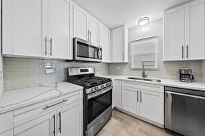 Plaque de cuisson, batterie de cuisine, vaisselle et ustensiles