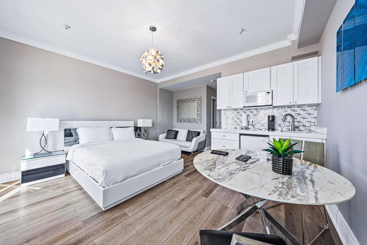 1 habitación, tabla de planchar con plancha, wifi gratis y ropa de cama 