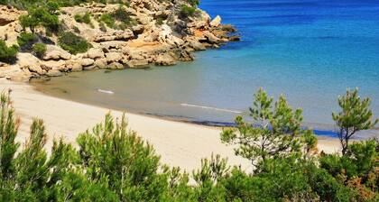 Stunning private villa for 7 guests with WIFI, private pool, A/C, TV and patio