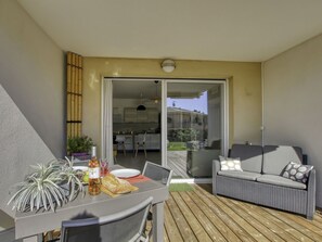 Outdoor dining - Beautiful apartment for 2 guests with A/C, WIFI, pool, TV and patio (Sanary-sur-mer)