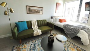 Desk, iron/ironing board, WiFi (free), bed sheets - Sleepover | Urban Studio and Gym - Des Moines (Des Moines)