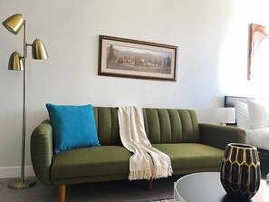 Smart TV - Sleepover | Urban Studio and Gym - Des Moines (Des Moines)