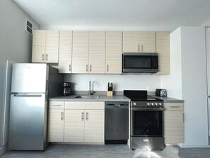 Refrigerador, microondas, horno y parrilla de estufa 