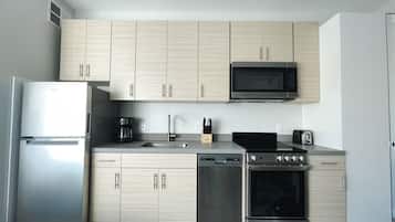 Frigorífico, microondas, horno y placa de cocina