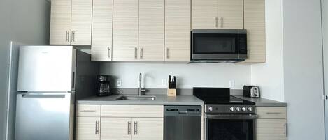 Frigorífico, microondas, horno y placa de cocina