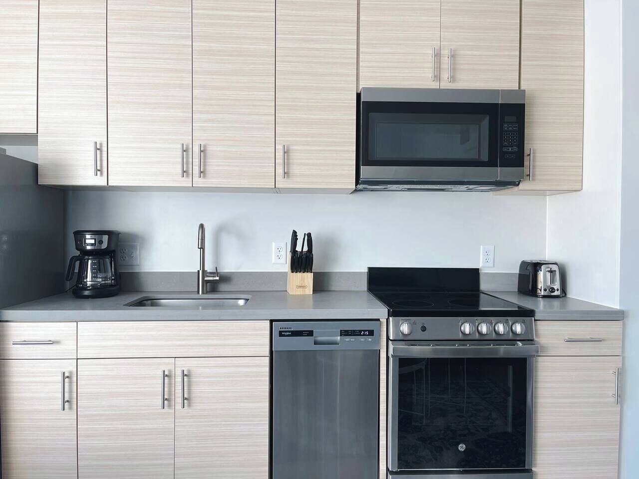 Réfrigérateur, four à micro-ondes, un four, surface de cuisson