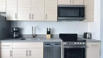 Réfrigérateur, four à micro-ondes, un four, surface de cuisson