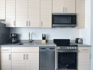 Fridge, microwave, oven, stovetop - Sleepover | Urban Studio and Gym - Des Moines (Des Moines)