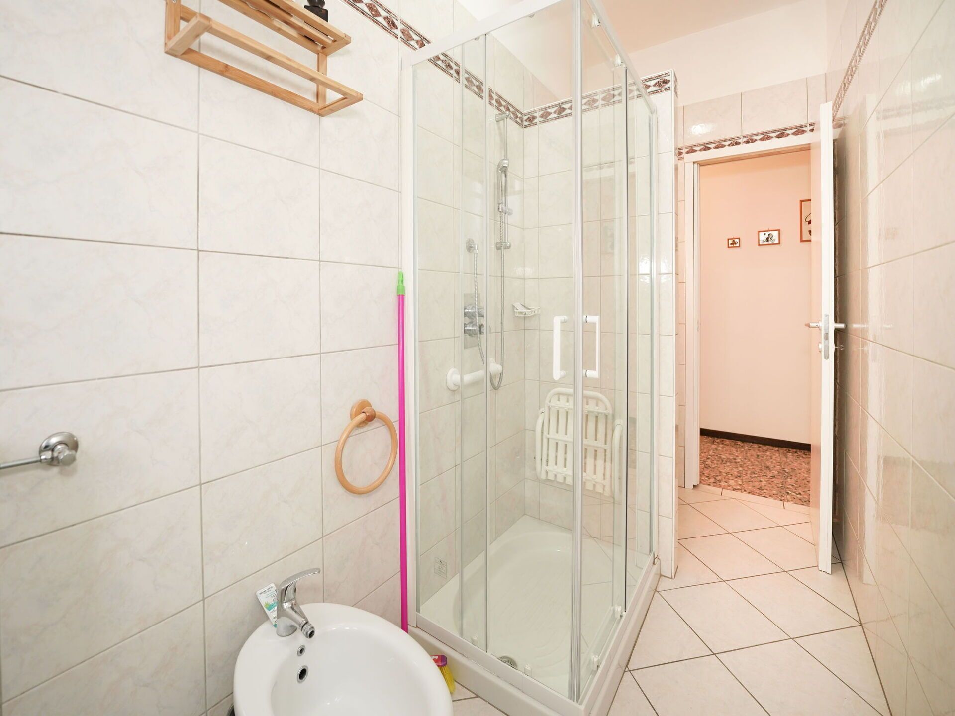 Une salle de bain avec une douche à parois de verre, un lavabo et des toilettes.