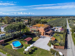 Exterior - Beautiful apartment for 10 guests with A/C, WIFI, pool, TV, terrace, pets allowed and panoramic ... (Casale Marittimo)