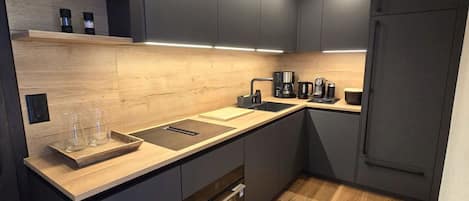 Oven, dishwasher, cookware/dishes/utensils