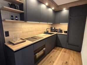 Oven, dishwasher, cookware/dishes/utensils