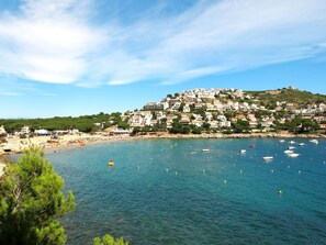 A coastal town with a beach, boats, and a hill with buildings. - Wonderful  villa for 6 people with WIFI and TV (L'escala)
