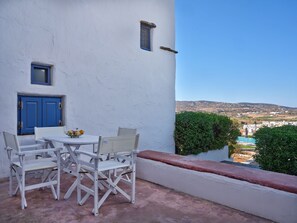 Outdoor dining - Nola Traditional Villa with pool and amazing sea views in Paros
(Marpissa)