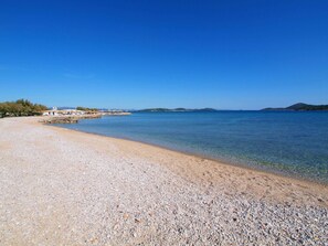 Beach - Lovely apartment for 12 guests with private pool, WIFI, A/C, TV and terrace (Vodice)