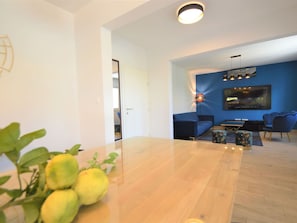 TV - Beautiful apartment for 12 guests with private pool, A/C, WIFI, TV and terrace (Vodice)
