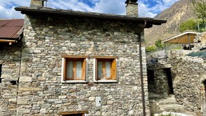 A stone building with two windows and a chimney. - Beautiful private villa for 3 guests with WIFI, TV, terrace and pets allowed (Verceia)