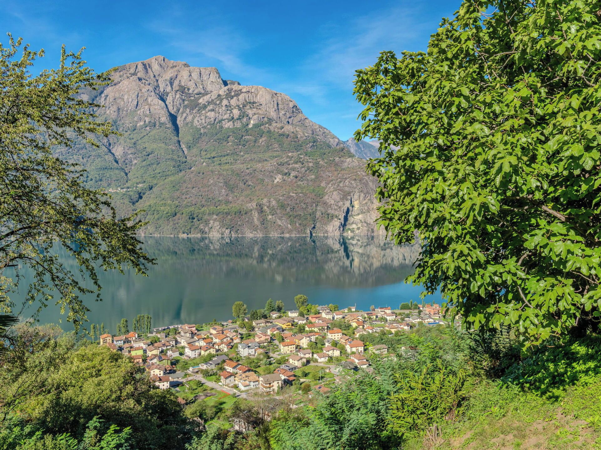 Ein Dorf am See mit Blick auf die Berge.