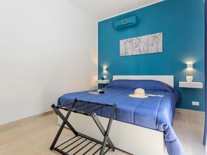 1 habitación, tabla de planchar con plancha y cuna de viaje 