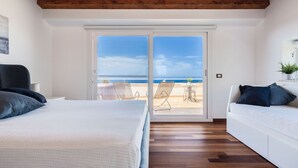 2 bedrooms, travel cot, free WiFi - Cosy apartment for 4 guests with A/C, WIFI, TV and terrace (Terrasini)