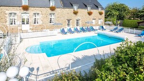 A stone building with a swimming pool, lounge chairs, and a clear blue sky. - Nice apartment for 5 guests with WIFI, pool, TV and terrace (Saint-jouan-des-guérets)