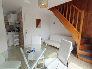 TV - Beautiful apartment for 4 people with pool, WIFI, TV and terrace (Saint-jouan-des-guérets)