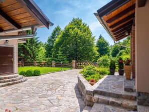 Property grounds - Wonderful private villa for 5 people with WIFI, hot tub, TV, balcony and pets allowed (Novi Vinodolski)