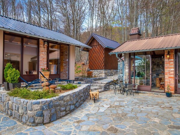 Terrace/patio - Wonderful private villa for 5 people with WIFI, hot tub, TV, balcony and pets allowed (Novi Vinodolski)