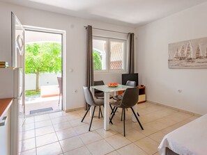 Dining - Lovely apartment for 4 people with A/C, WIFI, TV and terrace (Zadar)