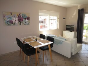 Dining - Cosy apartment for 5 people with WIFI, A/C, TV and terrace (Zadar)