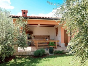 Outdoor dining - Beautiful apartment for 4 guests with WIFI, A/C, pool, TV and terrace (Pazin)