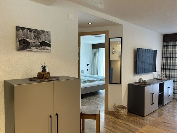 2 bedrooms, travel crib, free WiFi, bed sheets