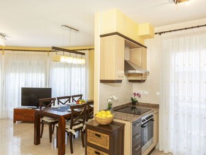 Mikrowelle, Ofen, Hochstuhl