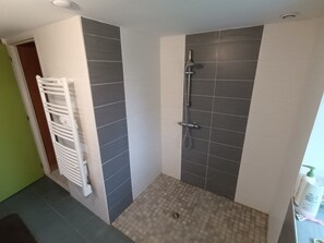 Séchoir à cheveux, serviettes fournies, savon, papier de toilette