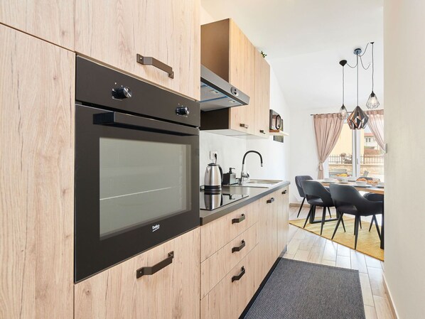 Mikrovågsugn, ugn, diskmaskin och brödrost