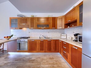 Mikrobølgeovn, ovn, oppvaskmaskin og høy barnestol