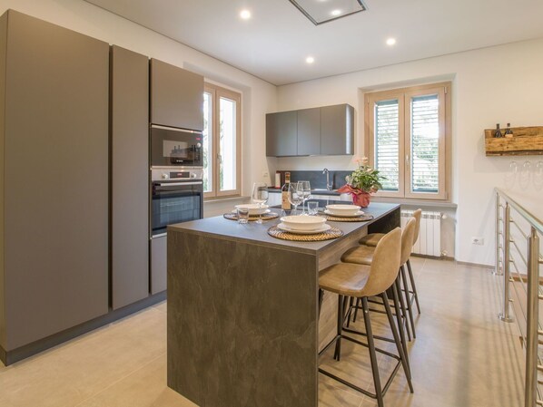 Micro-ondas, fogão, lava-louças