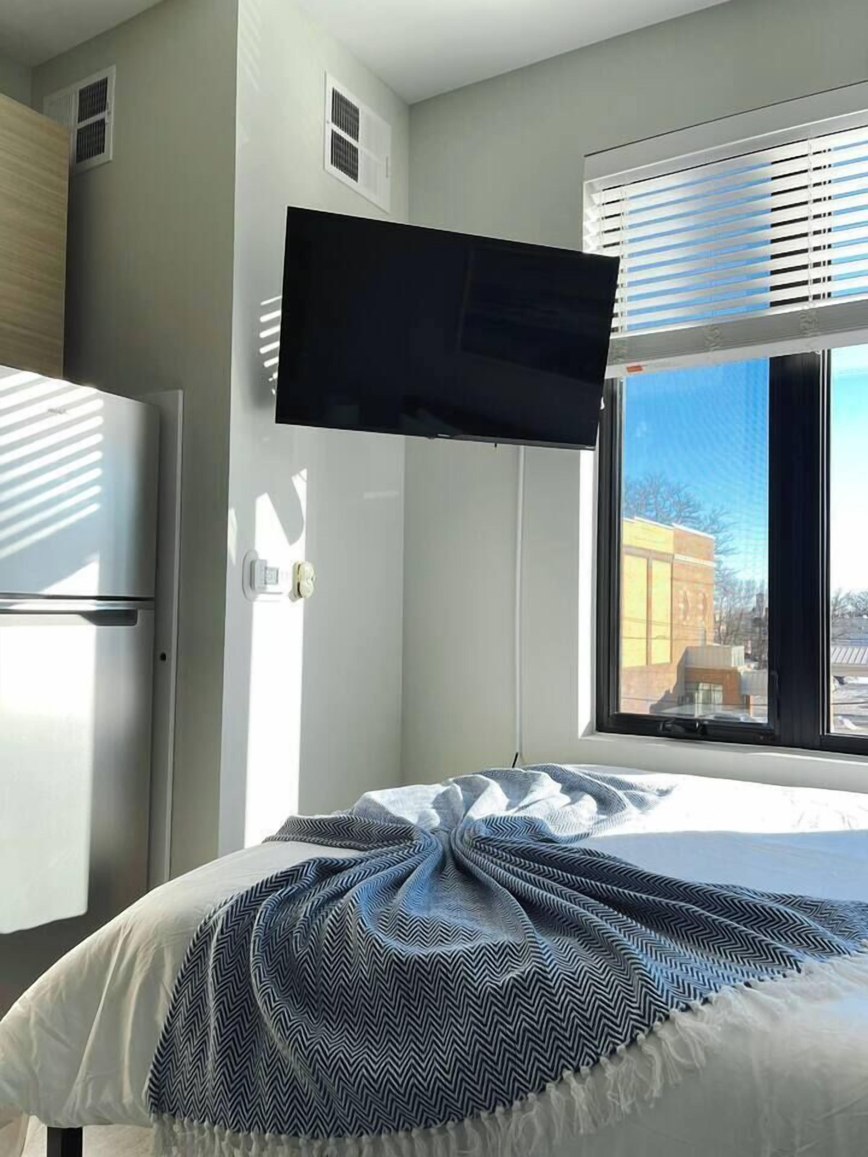 Escriptori, planxa i posts de planxar, wifi gratuïta i roba de llit 