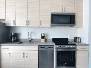 Fridge, microwave, oven, stovetop - Sleepover | Magnificent Studio & Gym - Des Moines (Des Moines)