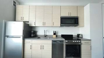 Frigorifero, microonde, forno, piano cottura