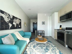 Smart TV - Sleepover | Magnificent Studio & Gym - Des Moines (Des Moines)