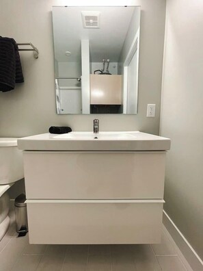 Douche, sèche-cheveux, serviettes fournies, savon