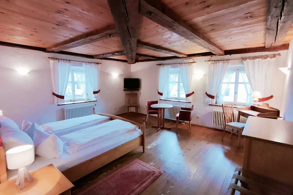 Tweepersoonskamer, niet-roken, uitzicht op bergen | Individueel gedecoreerd, individueel gemeubileerd, een bureau