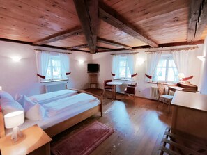 Double Room, Non Smoking, Mountain View | Dihias secara berasingan, dilengkapkan perabot secara berasingan, meja 